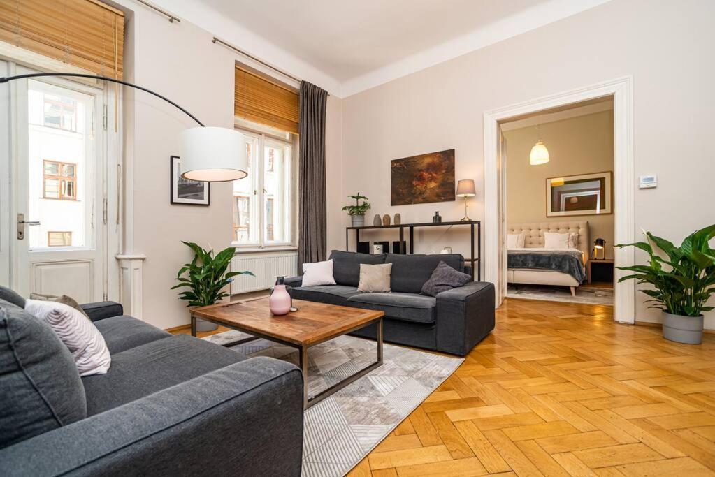 Large And Modern Apartment In The Heart Of Praha Eksteriør bilde