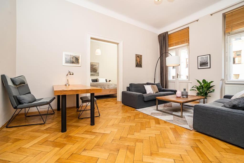 Large And Modern Apartment In The Heart Of Praha Eksteriør bilde