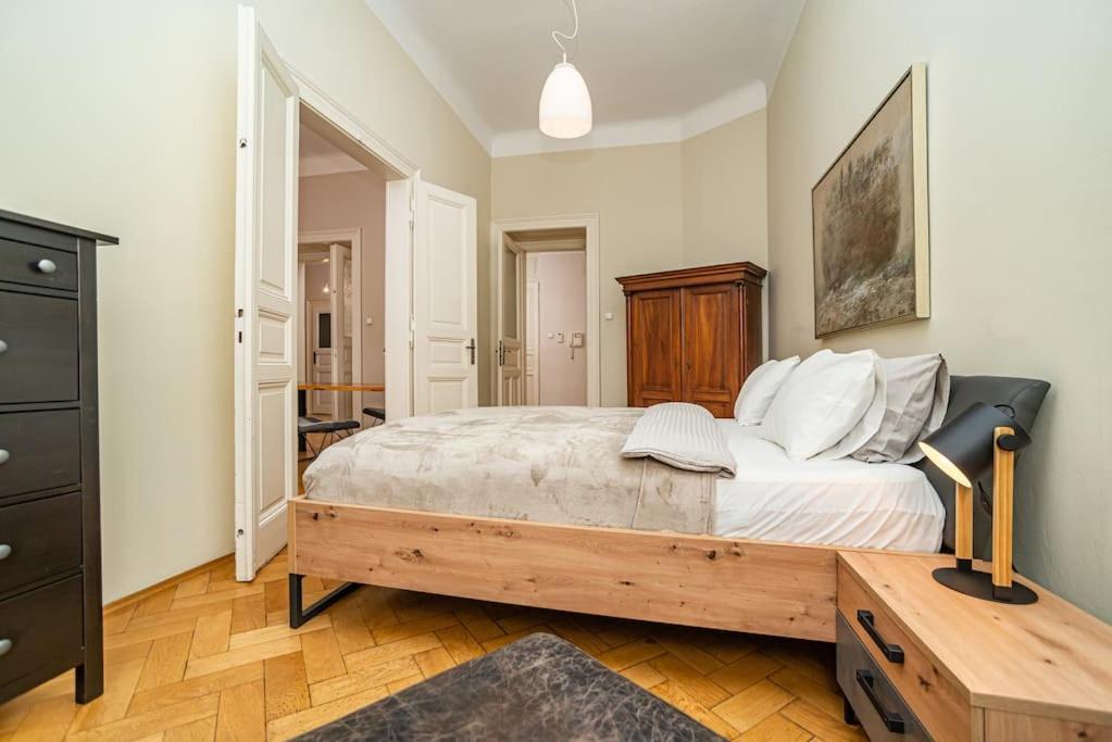 Large And Modern Apartment In The Heart Of Praha Eksteriør bilde