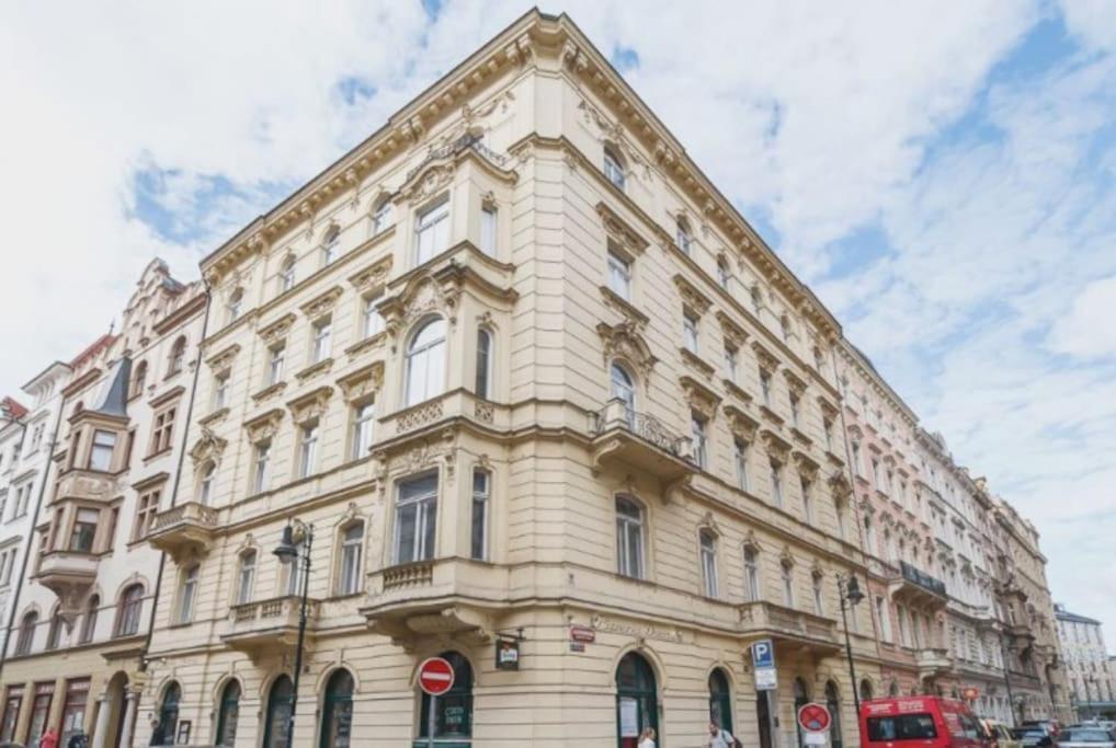 Large And Modern Apartment In The Heart Of Praha Eksteriør bilde