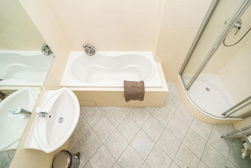 Large And Modern Apartment In The Heart Of Praha Eksteriør bilde