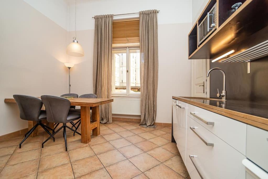 Large And Modern Apartment In The Heart Of Praha Eksteriør bilde