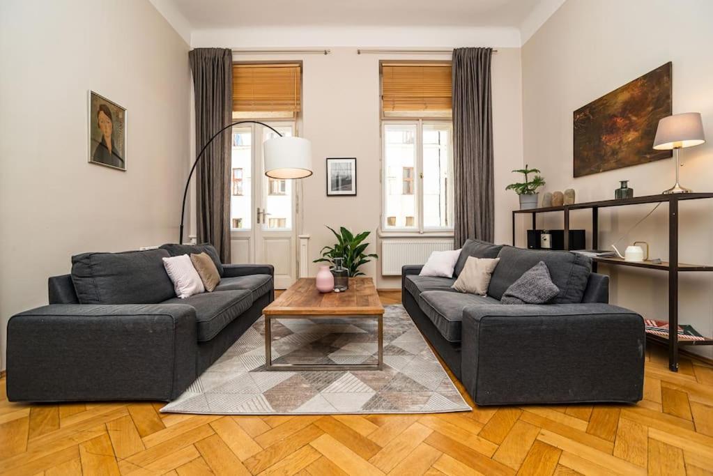 Large And Modern Apartment In The Heart Of Praha Eksteriør bilde